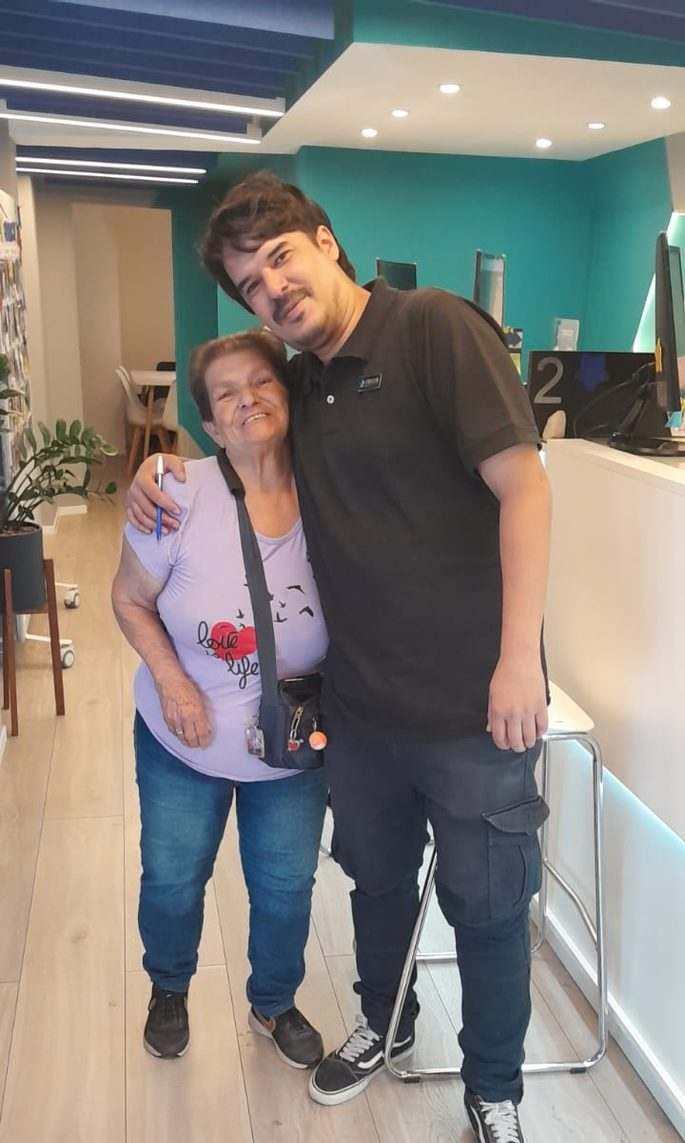 Cliente Credcor recibiendo su préstamo en efectivo