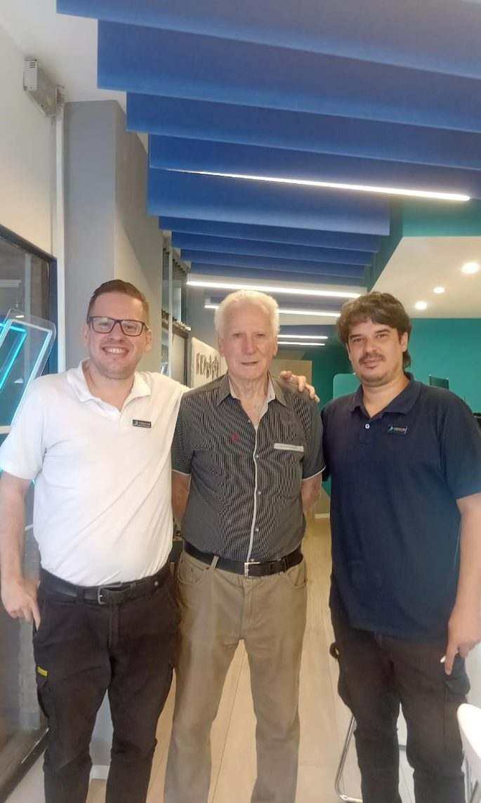 Cliente Credcor recibiendo su préstamo en efectivo