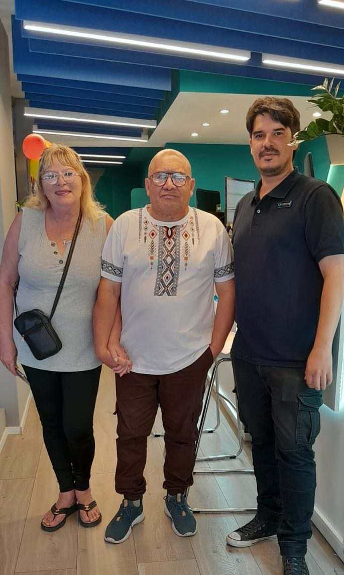 Cliente Credcor recibiendo su préstamo en efectivo
