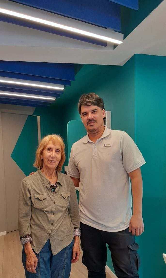 Cliente Credcor recibiendo su préstamo en efectivo