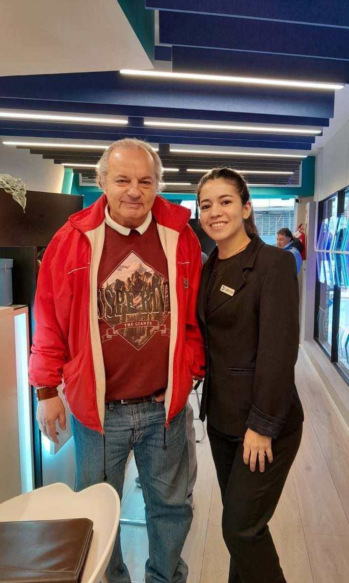 Cliente Credcor recibiendo su préstamo en efectivo