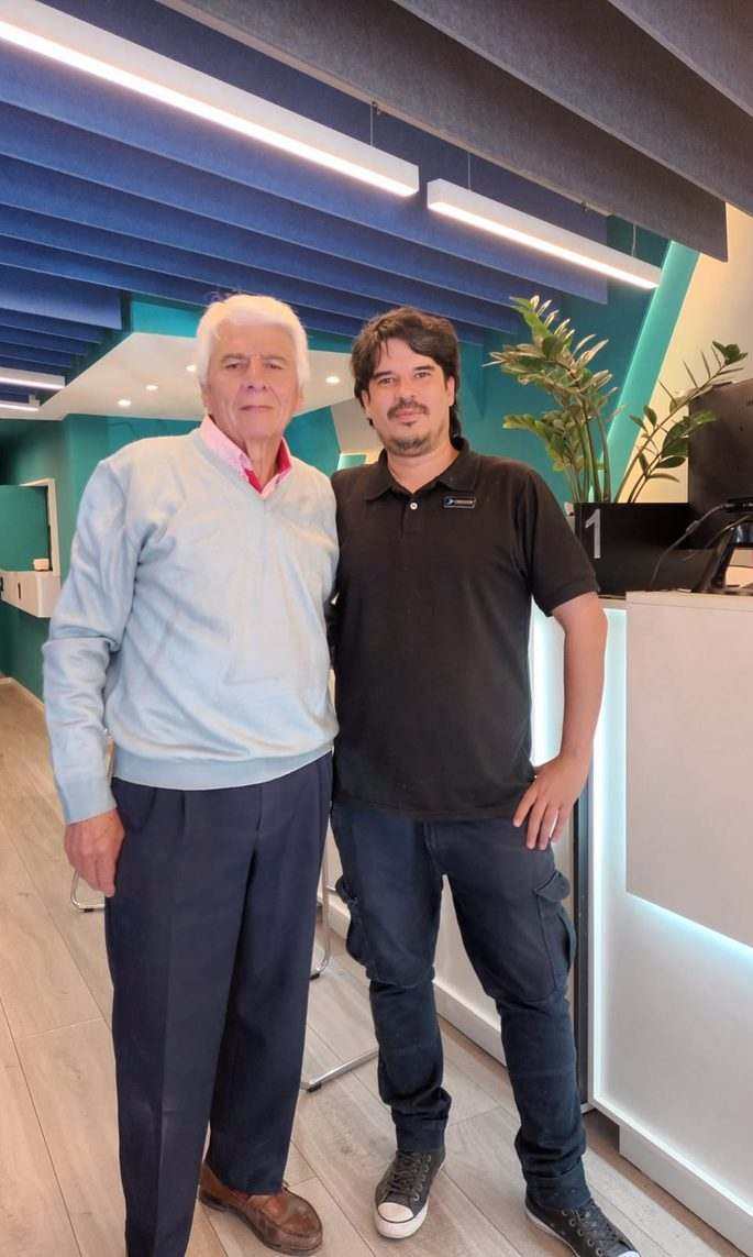 Cliente Credcor recibiendo su préstamo en efectivo