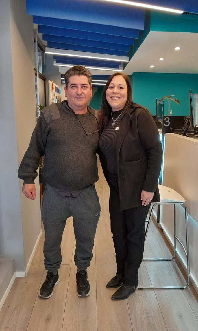 Cliente Credcor recibiendo su préstamo en efectivo