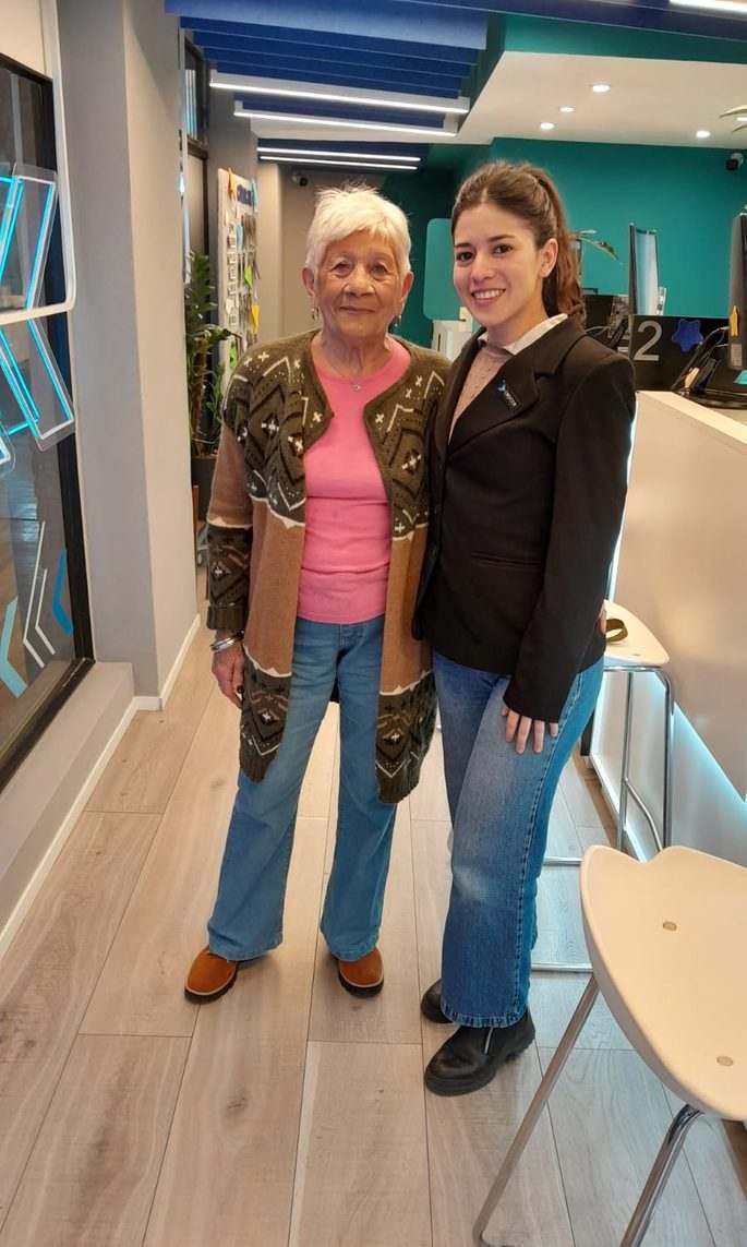 Cliente Credcor recibiendo su préstamo en efectivo