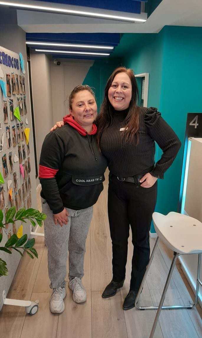 Cliente Credcor recibiendo su préstamo en efectivo
