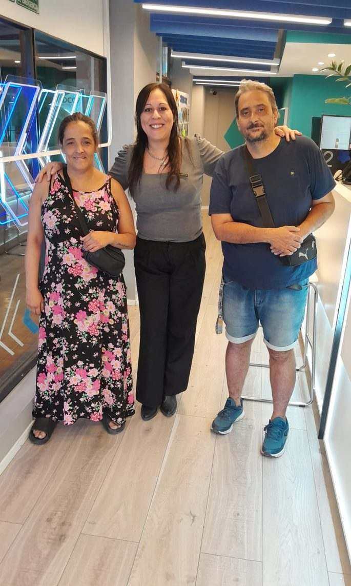 Cliente Credcor recibiendo su préstamo en efectivo